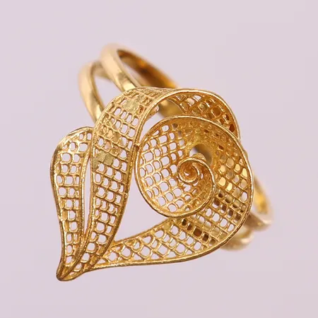 Ring med filigranarbete, stl: 18½, bredd 3-20mm, 21K.   Vikt: 3,6 g