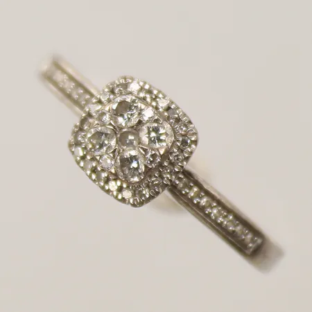 Ring med diamanter totalt ca 0,25ct, stl ca 17½, bredd 2-5mm, GHA, vitguld, 18K Vikt: 2,3 g