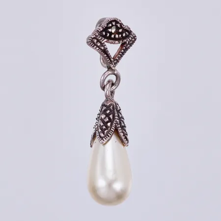 Hänge med plastpärla, längd ca 26mm, bredd ca 2-6mm, silver Vikt: 1,4 g
