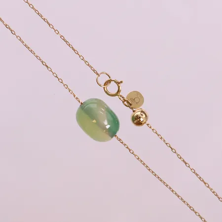 Collier med grön sten, ca 40,5cm, bredd 1mm, stenens mått 12,5x9,5mm. 18K bruttovikt 3,1g Vikt: 3,1 g