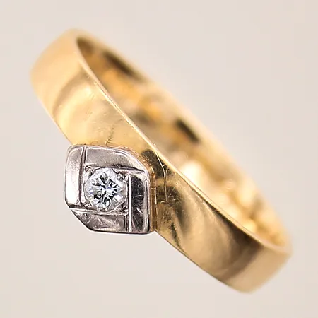 Ring med diamant ca 0,06ct, stl 19, bredd 4-6mm, gravyr, 18K  Vikt: 4,9 g