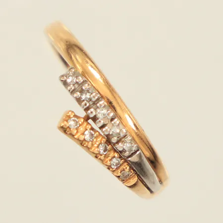 Ring med diamanter 10x ca 0,005-0,01ct 8/8-slipade, stl 18¾, bredd 1,6-7,7mm, tvåfärgad, defekt skena, 18K  Vikt: 2,6 g