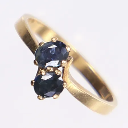 Ring med blå stenar, stl 17½, bredd 2-8mm, 18K Vikt: 2,9 g