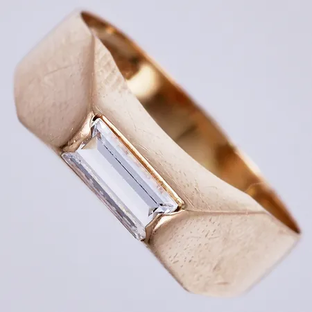 Ring med vit sten, Alton Guldvaru Ab 1965, stl, 17 ½, bredd ca 2-6mm, 18K Vikt: 2,5 g