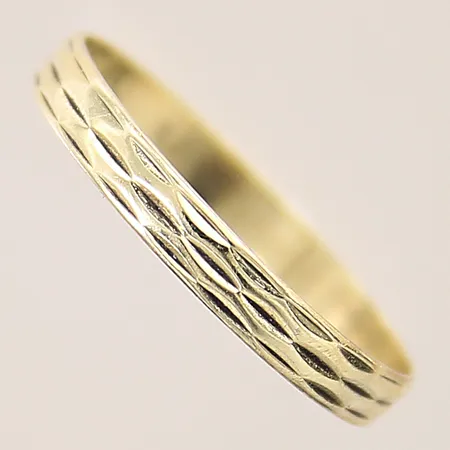 Ring med dekor, stl 18½, bredd 3mm, 14K Vikt: 1,2 g