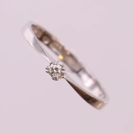 Ring med briljantslipad diamant 1 x 0,04ct enligt gravyr, stl: 16½, bredd 2mm, vitguld 18K.  Vikt: 1,4 g