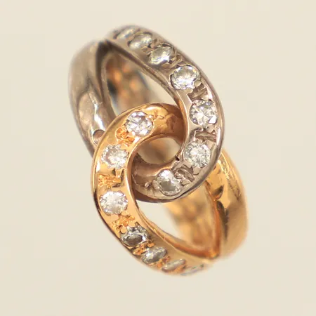 Ring med diamanter 14x ca 0,02-0,03ct, ca sex stenar indikerar på syntet, stl 15½, bredd 3,4-10,5mm, år 1988, tvåfärgad, 18K  Vikt: 7,2 g