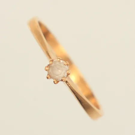 Ring med vit sten, stl 18½, bredd 1,8-4,4mm, 18K  Vikt: 2,2 g