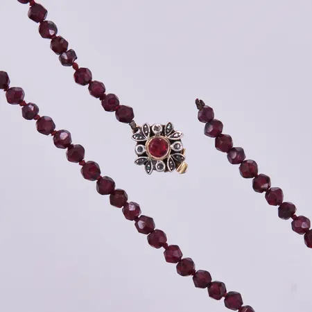 Collier med granater, längd: ca 52cm, bredd ca 4mm, lås i 14K Vikt: 0 g