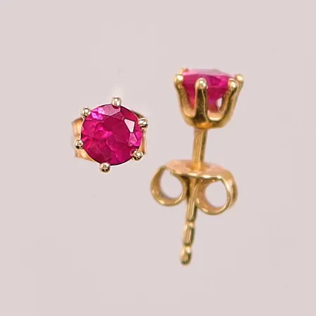 Ett par örhängen, 5mm, röda stenar, omaka snurrebussar, 18K 0,9g.