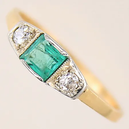 Ring med diamanter 2 x ca 0,05ct samt smaragd, stl 17¼, bredd 1,5-5mm, fattningsdel delvis i platina, smaragd med inneslutningar som når ytan samt mindre nagg, 18K  Vikt: 2 g