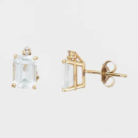 Ett par örhängen med ljusblå stenar och diamant 2x ca 0,01ct, ca 10x5mm, snurrebussar av metall medföljer, otydligt stämplade, en ljusblå sten med spricka, 14K guld. Vikt: 0,9 g