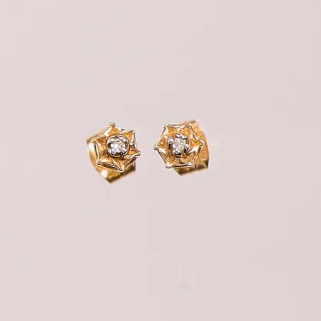 Ett par örhängen, 4mm, diamanter 2x ca 0,005ct, 18K 0,7g.