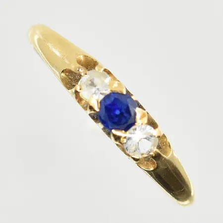 Ring med blå sten och vita stenar, stl 18, bredd 1-4 mm, 18K. Vikt: 1,6 g