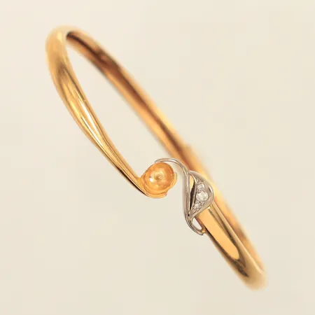 Stelt armband med vita stenar, ca Ø58mm, innermått 17cm, bredd 4,2-8mm, pärla saknas, bucklor, 18K  Vikt: 7,8 g