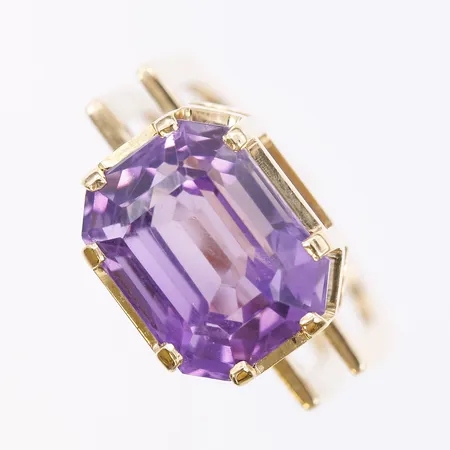 Ring med ametist, stl 15¾, bredd 4-10mm, Rey Urban, Stockholm, 1967, 18K guld.  Vikt: 6,9 g