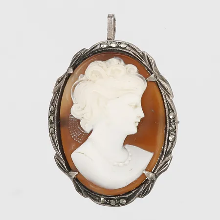 Brosch/hänge, snidad kamé, ca 30x24mm, slitage, 900/1000 silver. Vikt: 4,3 g