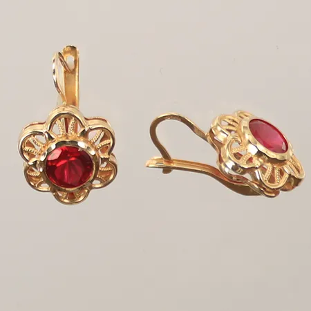 Ett par örhängen med röda stenar, Ø13 mm, ett örhänge defekt/ihoptryck, 14K 2,9g totalt 