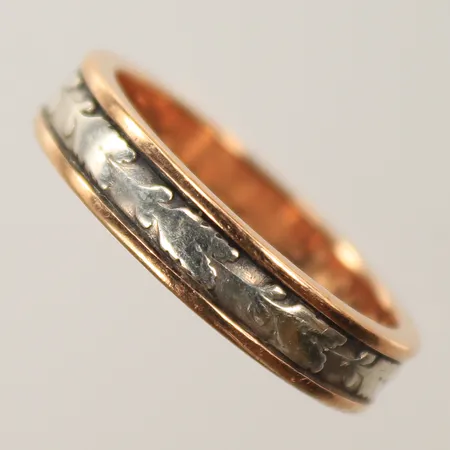 Ring med silverband, stl ca 20, gravyr, 18K, bruttovikt 6,6g Vikt: 6,6 g