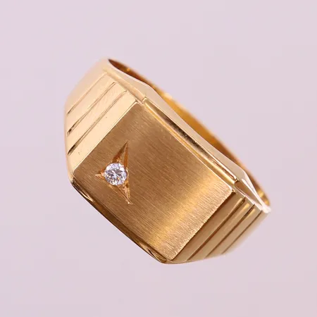 Klackring med vit sten, stl: 20, bredd 4-11,5mm, 18K.  Vikt: 3,8 g