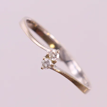Ring med 8/8-slipade diamanter 2 x 0,03ct, stl: 17¾, bredd 2-5mm, behov av omrodering, vitguld 18K.  Vikt: 1,4 g