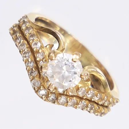 Ring med vita stenar, stl 17¼, bredd 3,5-10mm, 18K, bruttovikt g Vikt: 5 g