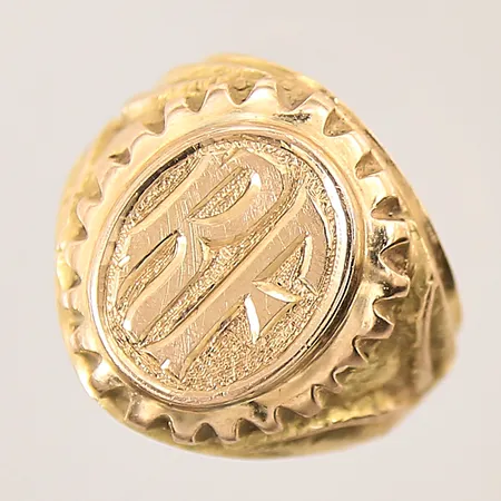 Klackring, stl 17¼, bredd 4-19mm, monogramgravyr, skev, 18K  Vikt: 8,2 g
