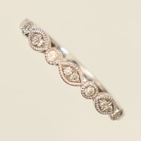 Ring med diamanter 10x ca 0,01-0,015ct, stl 16½, bredd 1,9-2,9mm, GHA, vitguld, 18K  Vikt: 2 g