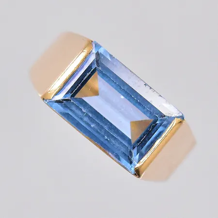 Ring med ljusblå sten, stl 18, 18K Vikt: 4,2 g