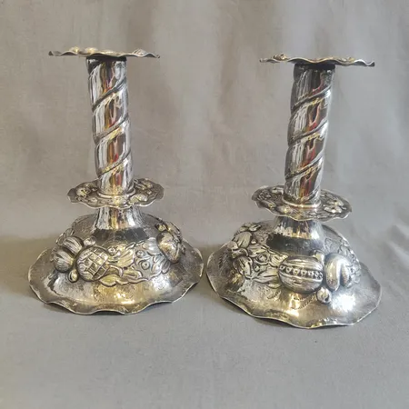 Ett par ljusstakar, barockstil med organisk dekor, siseleringar, höjd ca 15,5cm,  signerade G.Joh, Stockholm 1947. 830/1000 silver Vikt: 373,4 g
