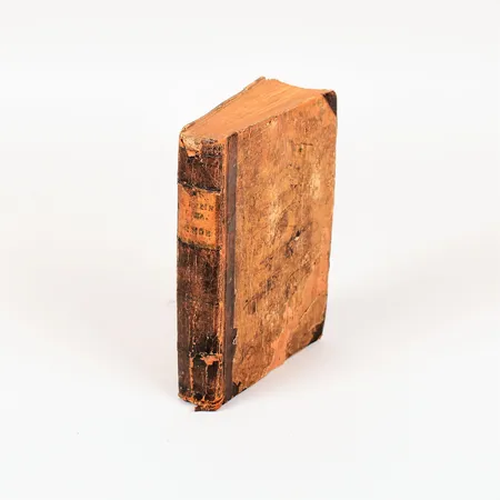 Bok, Handbok För Practiska Läkare-Vetenskapen, utgifven af Sven A. Hedin. Stockholm, tryckt hos Johan C Holmberg, 1797, halvfranskt band, hårt slitage/skador, senare skrift invändigt, ej fullständigt genomgången.