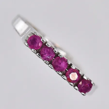 Ring med röda stenar, stl 17¾, öppen skena, silver Vikt: 2,4 g