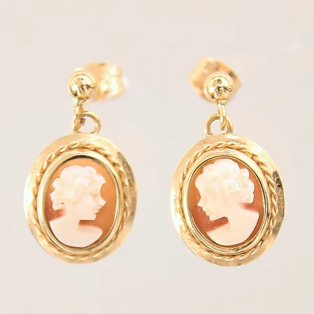 Ett par örhängen med caméer, 15x11mm, 18K  Vikt: 2,1 g