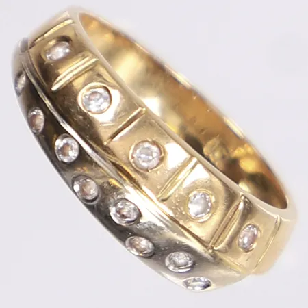 Ring med vita stenar, stl 17¾, bredd 3,5-7,5mm, 18K Vikt: 5,2 g