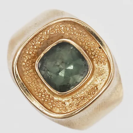 Klackring med grön sten, bredd 4-12mm, stl: 14¾, bucklig skena, slitage, mindre nagg, 18K guld. Vikt: 3,6 g