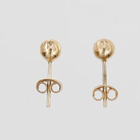Ett par örhängen, ca Ø4mm, omaka snurrebussar, slitage, 18K guld. Vikt: 0,4 g