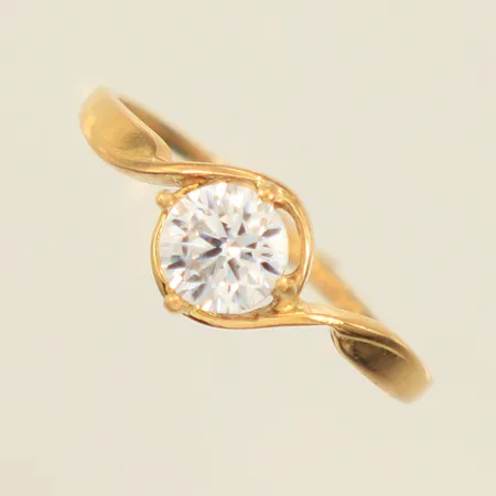 Ring, vit sten, stl 16½ bredd ca 1-6,8mm, något skev skena, lös sten, repig, 18K Vikt: 1,5 g