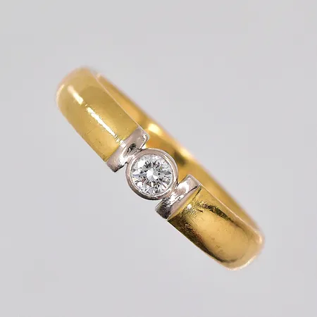 Ring med diamant ca 0,12ct, stl 18½, vitguldsfattning, gravyr, 18K Vikt: 5,6 g