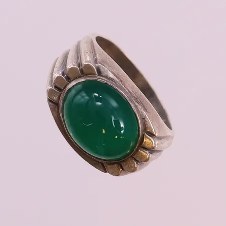 Ring med grön sten, stl 16, ca bredd 5-12mm. 830/1000 silver Vikt: 4,6 g