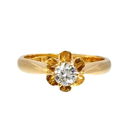 Diamantring, 18K guld, Diamant 0,24ct - stämplat på skenans insida, tillverkarstämpel SMYCKA, svensk kontrollstämpel, Ø17,0 mm, bredd 2,7 - 7,2 mm, fint skick Vikt: 3,7 g