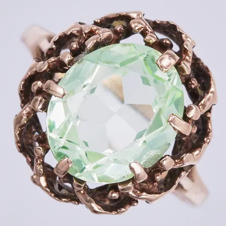 Ring med syntetisk sten, nagg, stl: 18 ½, bredd ca 1-18mm, slitage, 8K Vikt: 4,5 g