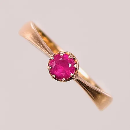 Ring, Ø17¼, bredd:5mm, röd sten, 14K 2g.
