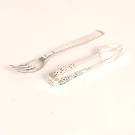 Smörgåsgaffel och kaktång, gravyr, längd 15 respektive 11cm, silver. Vikt: 39,9 g
