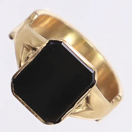 Ring med svart sten, stl 17¼, bredd 6,5-12,5mm, 18K, bruttovikt 5,5 g Vikt: 5,5 g