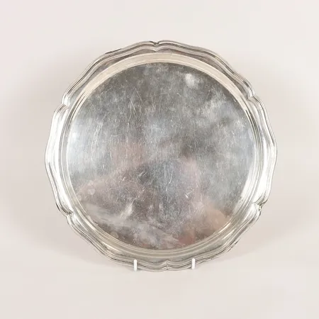 Serveringsfat, nysilver, konturerad kant, Ø32cm, bruksslitage. 