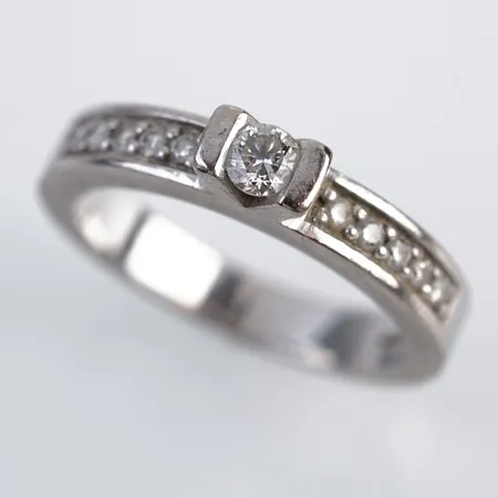 Ring m diamanter, vitguld, stl 18(56), bredd 4mm, 18k Vikt: 6,5 g