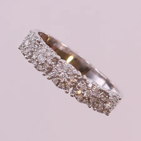 Ring vitguld med 8/8-slipade diamanter ca 40x0,005ct, stl 18, bredd 3-4,5mm, GHA. 18K Vikt: 2,9 g