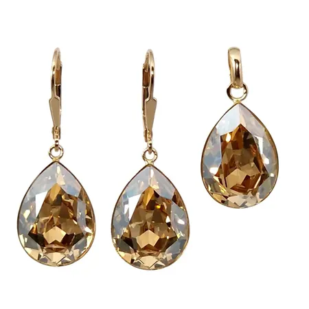 SET - Örhängen + Hänge, 18K guld, Guldfynd, Champagnefärgade stenar, hänge längd inkl. ögla 27 mm, bredd 13,5 mm, Örhängen längd 37 mm, bredd 13,5 mm, stenar utan anmärkning, mycket fint skick, sparsamt använda, brutto Vikt: 8,4 g