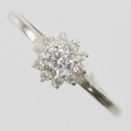 Ring med vita stenar, stl 18¼, bredd 1,8-7,5mm, 925/1000 silver Vikt: 1,6 g