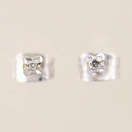 Ett par örhängen med diamanter 2 x ca 0,005ct, Ø3mm, vitguld, snurrebussar i 14K, resterande i 18K Vikt: 0,8 g